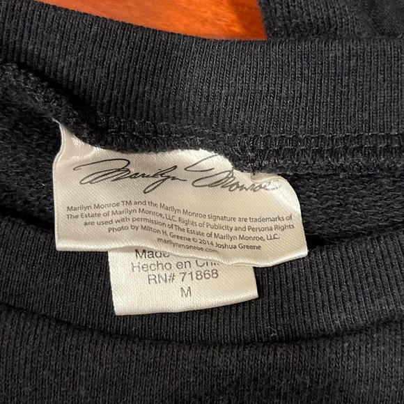 Marilyn Monroe ™ Black Cut Out Back “Thank God I’m Fabulous” Sweatshirt M - Picture 3 of 3